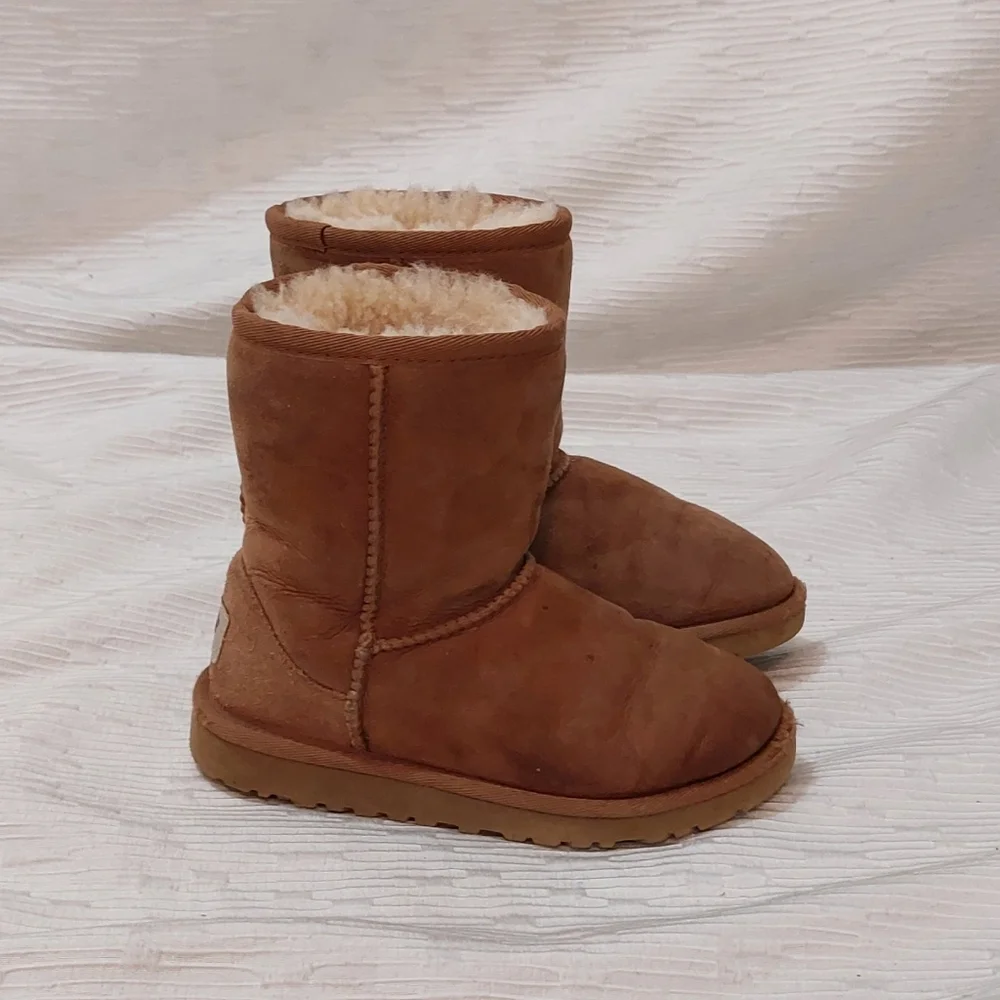 UGG Kids Short Shearling Lined Boots - Chestnut Brown Size 12